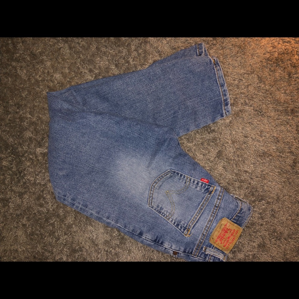 Levis, relaxed fit mom jean style. Never been worn